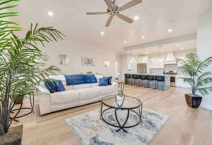 Richland Home W/ Hot Tub: Wineries, Hikes & More!