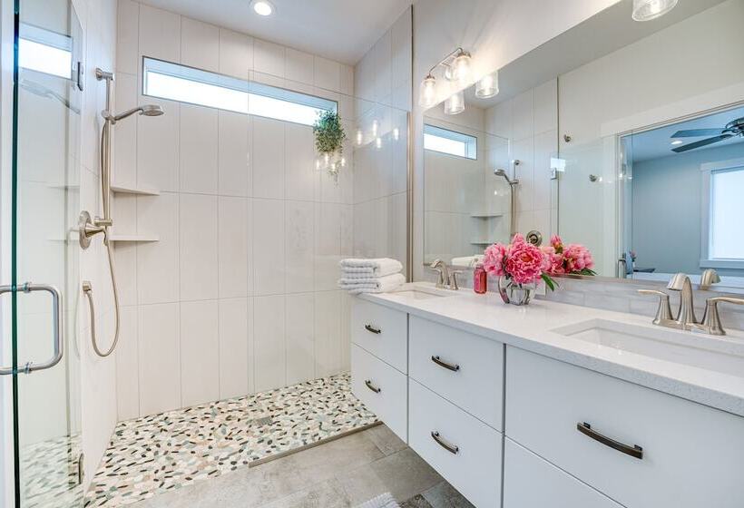 Richland Home W/ Hot Tub: Wineries, Hikes & More!