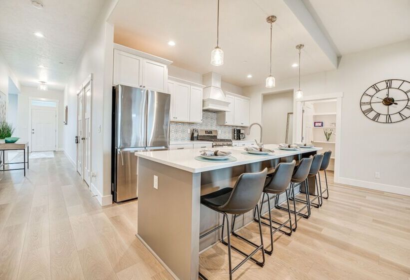 Richland Home W/ Hot Tub: Wineries, Hikes & More!