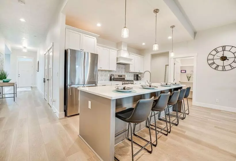 Richland Home W/ Hot Tub: Wineries, Hikes & More!