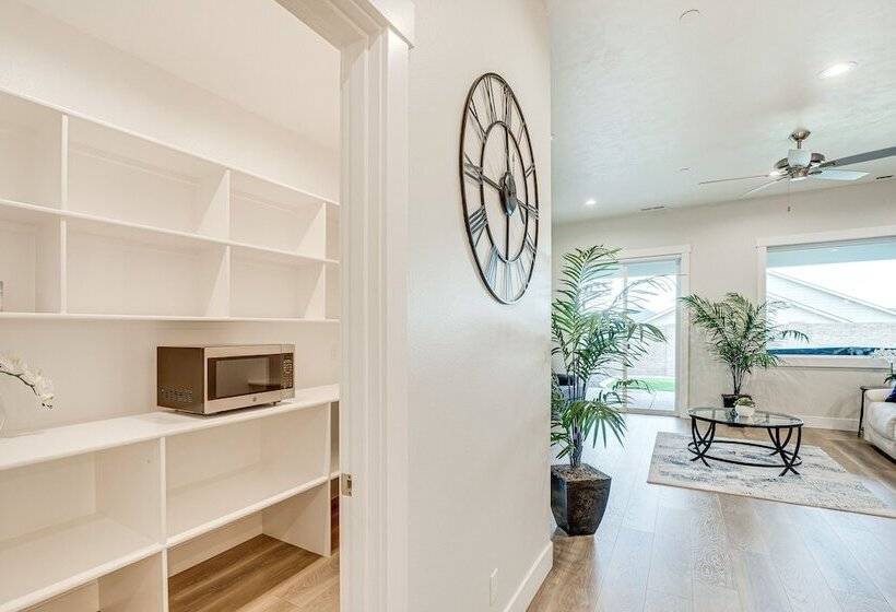 Richland Home W/ Hot Tub: Wineries, Hikes & More!