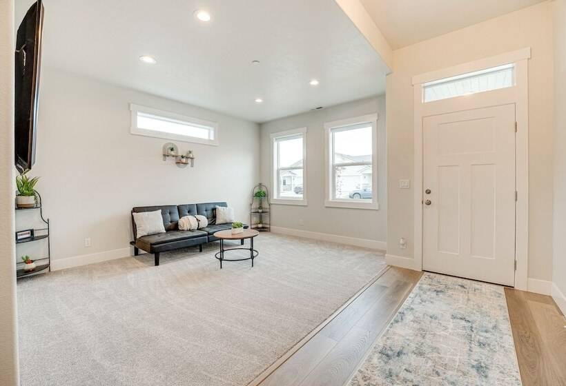 Richland Home W/ Hot Tub: Wineries, Hikes & More!