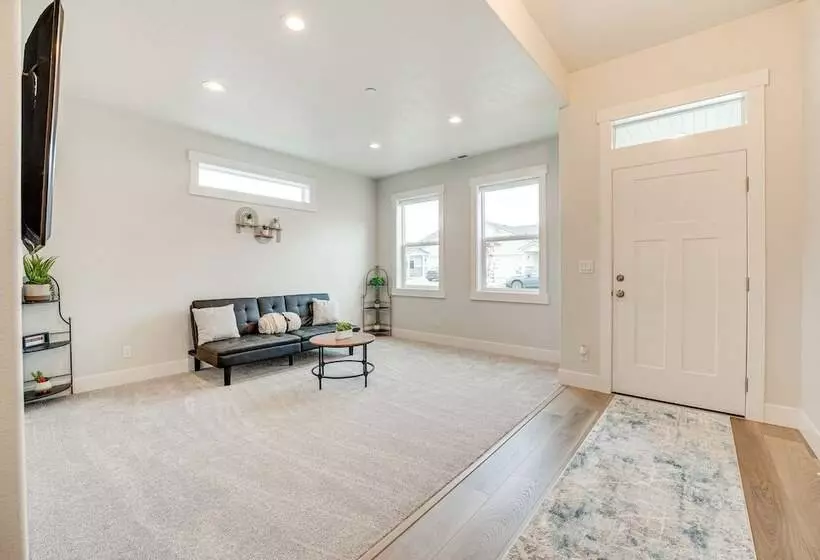 Richland Home W/ Hot Tub: Wineries, Hikes & More!