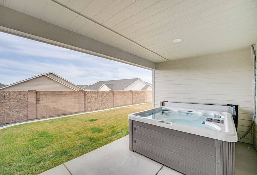 Richland Home W/ Hot Tub: Wineries, Hikes & More!