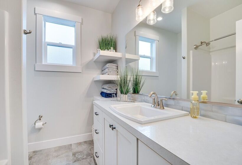 Richland Home W/ Hot Tub: Wineries, Hikes & More!