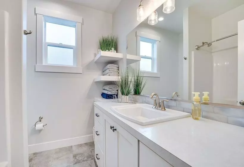 Richland Home W/ Hot Tub: Wineries, Hikes & More!