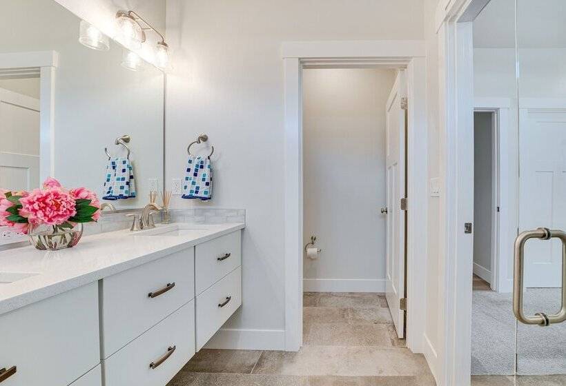 Richland Home W/ Hot Tub: Wineries, Hikes & More!