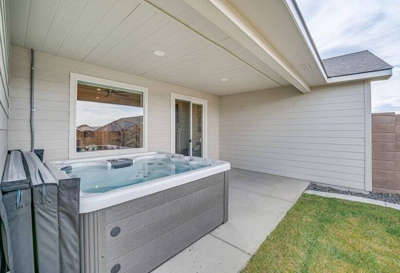 Richland Home W/ Hot Tub: Wineries, Hikes & More!