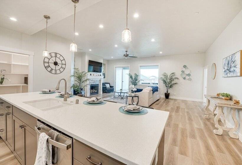 Richland Home W/ Hot Tub: Wineries, Hikes & More!