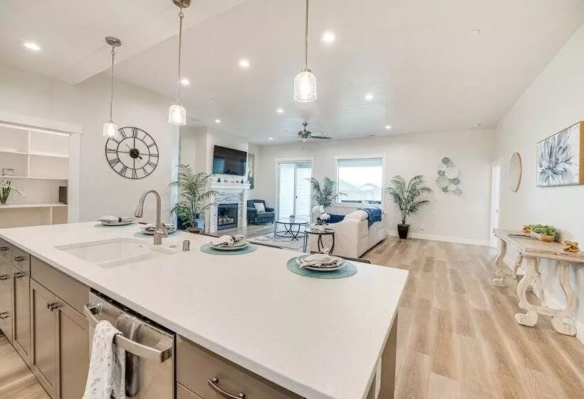 Richland Home W/ Hot Tub: Wineries, Hikes & More!