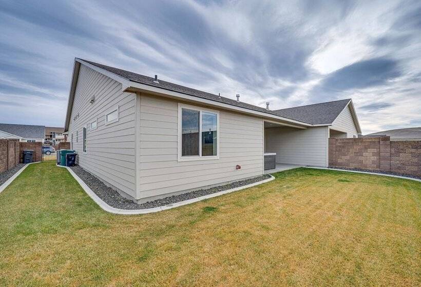 Richland Home W/ Hot Tub: Wineries, Hikes & More!