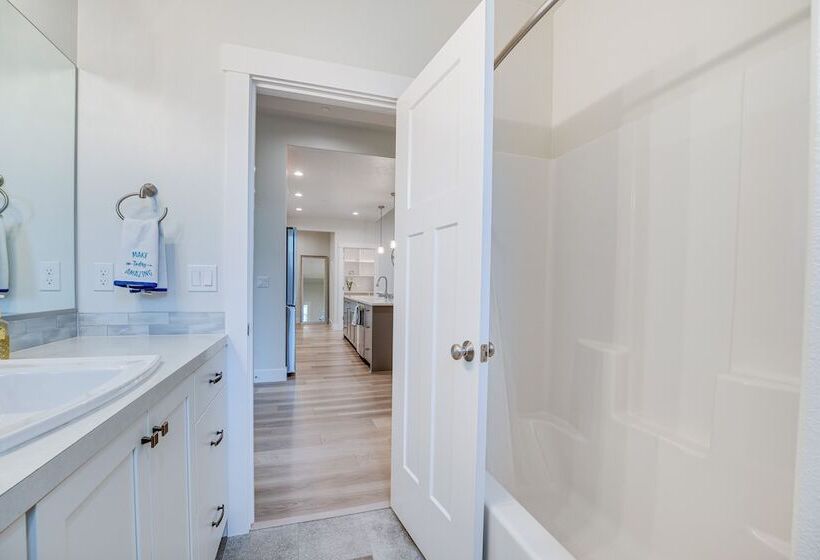 Richland Home W/ Hot Tub: Wineries, Hikes & More!