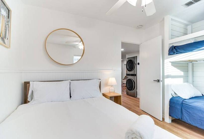 St Petersburg Paradise W/ Private Yard & Hot Tub!