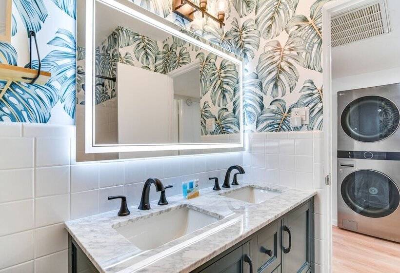 St Petersburg Paradise W/ Private Yard & Hot Tub!