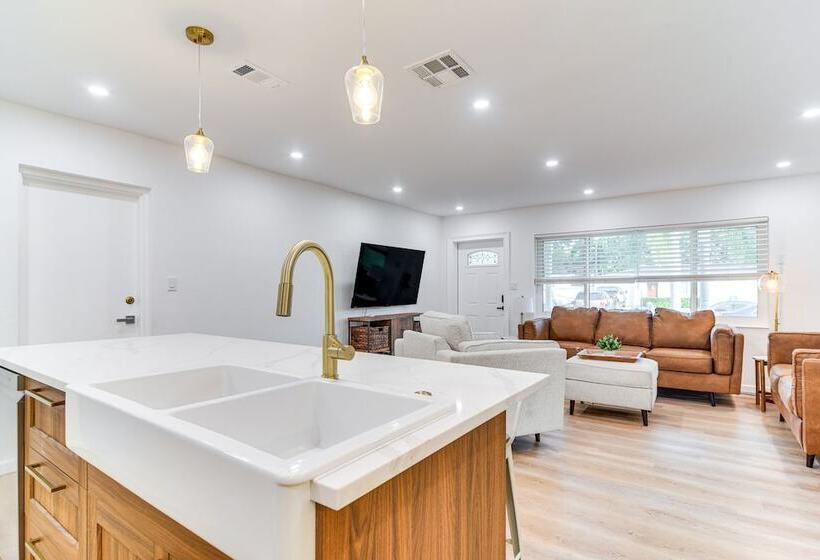 St Petersburg Paradise W/ Private Yard & Hot Tub!