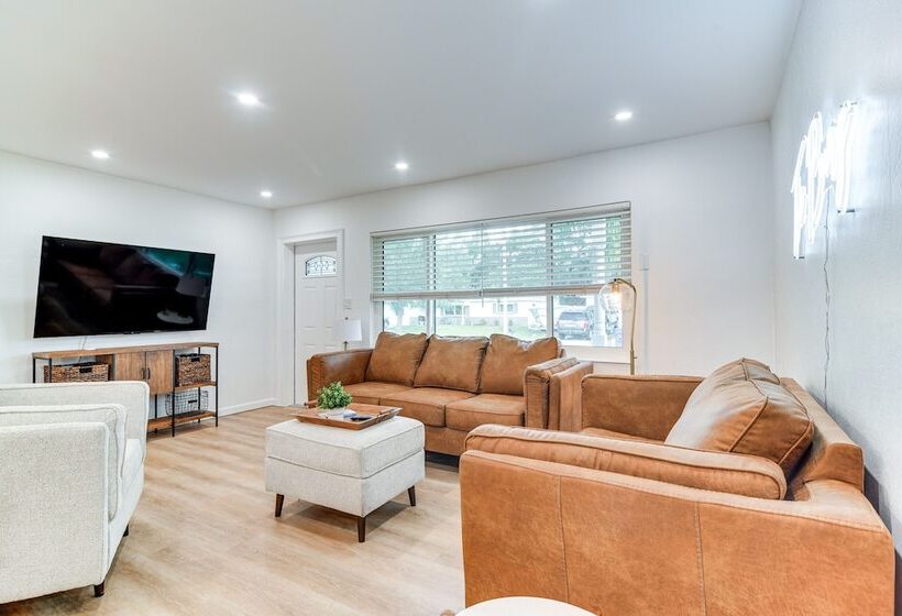 St Petersburg Paradise W/ Private Yard & Hot Tub!