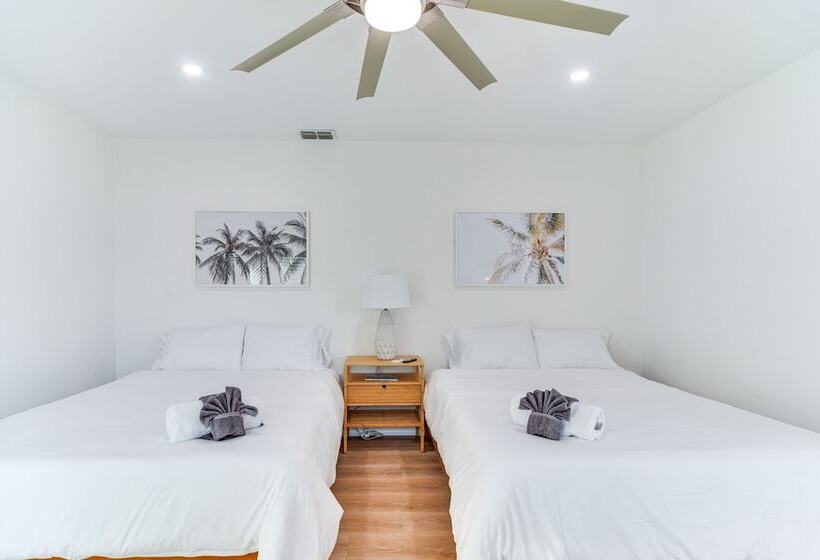 St Petersburg Paradise W/ Private Yard & Hot Tub!