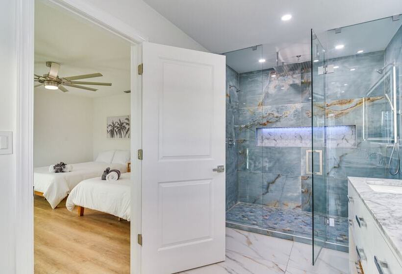 St Petersburg Paradise W/ Private Yard & Hot Tub!