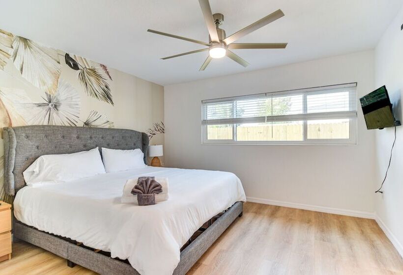 St Petersburg Paradise W/ Private Yard & Hot Tub!