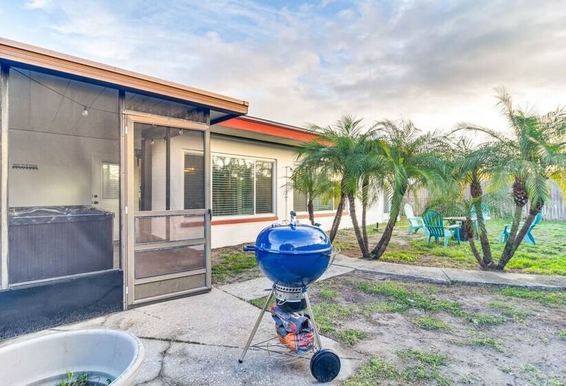 St Petersburg Paradise W/ Private Yard & Hot Tub!