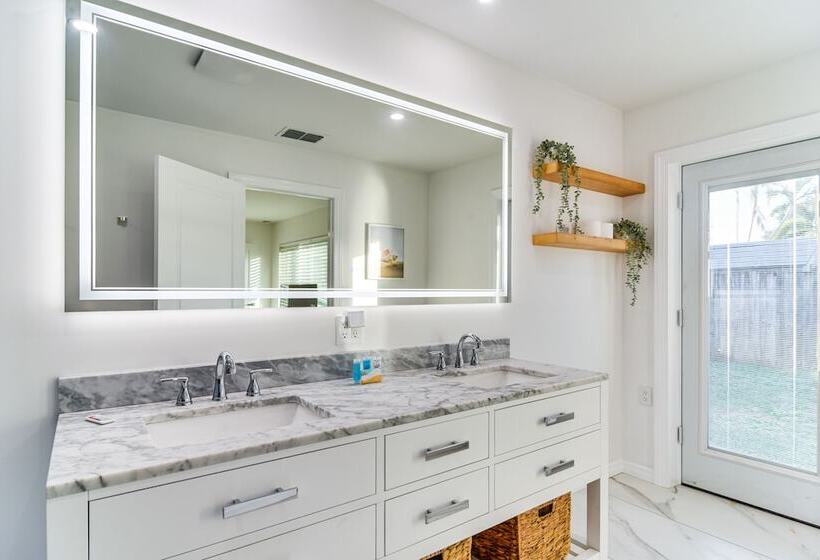 St Petersburg Paradise W/ Private Yard & Hot Tub!