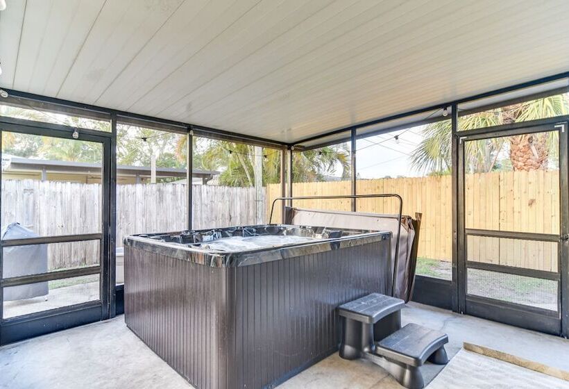 St Petersburg Paradise W/ Private Yard & Hot Tub!