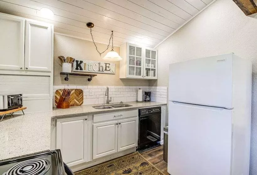 Cozy Cottage W/ Pool Btwn Knoxville & Pigeon Forge