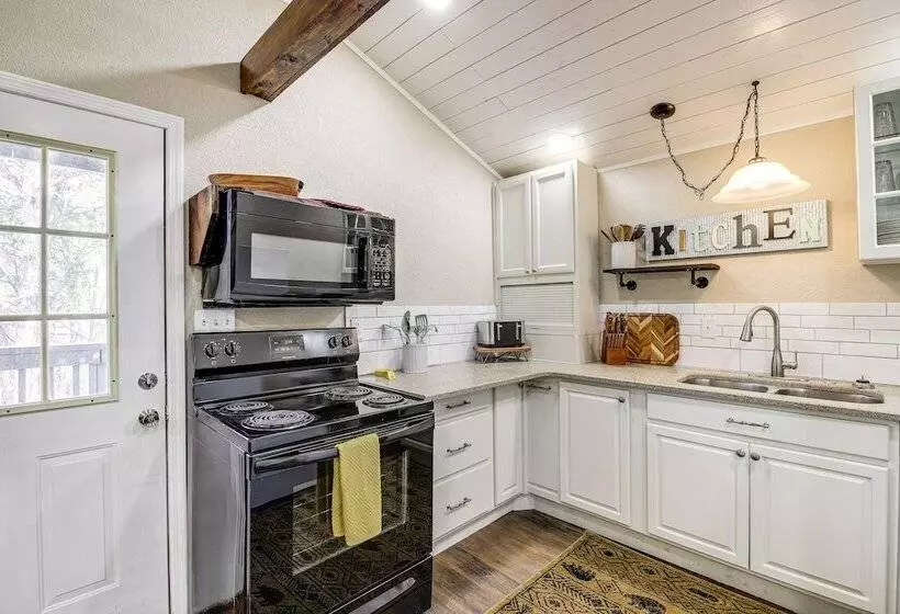 Cozy Cottage W/ Pool Btwn Knoxville & Pigeon Forge