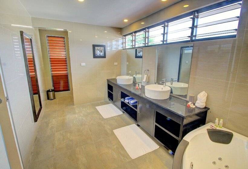 فندق Nila Beach Resort