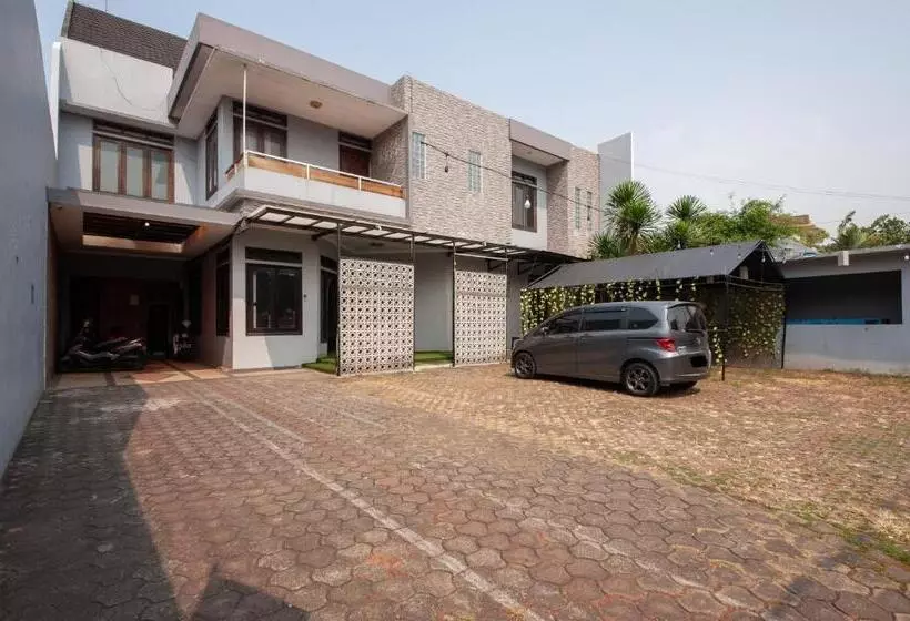 ペンション Reddoorz Plus @ Kelapa Dua Kebon Jeruk