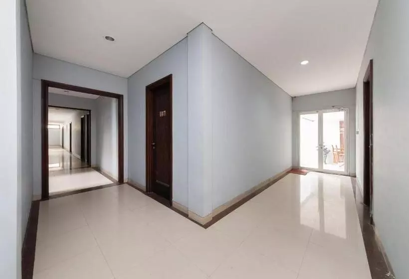 ペンション Reddoorz Plus @ Kelapa Dua Kebon Jeruk