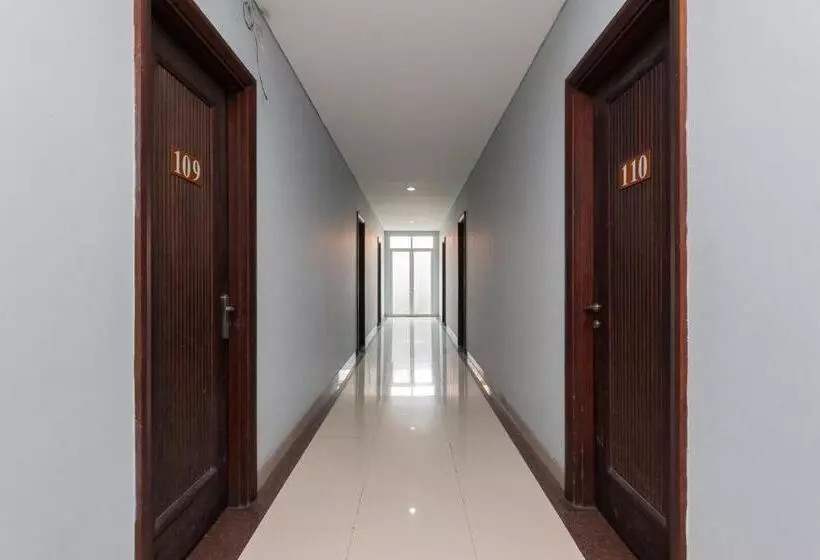 ペンション Reddoorz Plus @ Kelapa Dua Kebon Jeruk