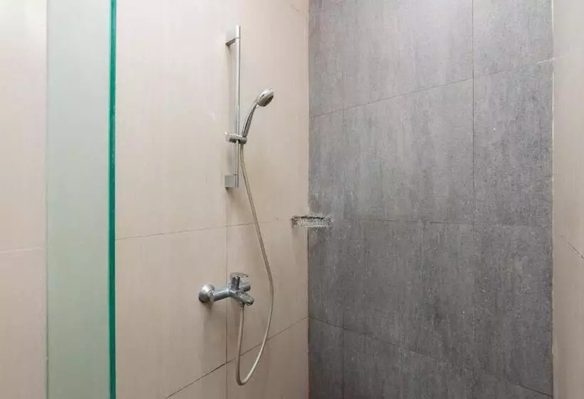 ペンション Reddoorz Plus @ Kelapa Dua Kebon Jeruk