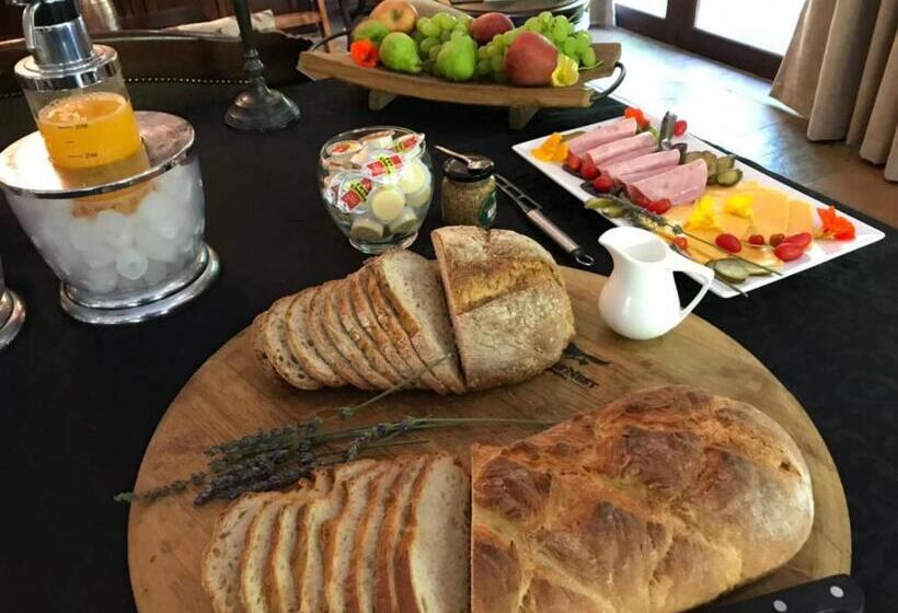 פנסיון Shangri La Manor