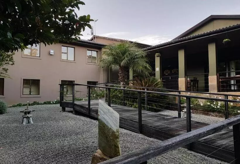 پانسیون Shangri La Manor