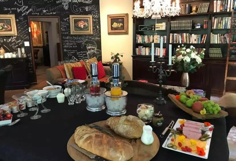 پانسیون Shangri La Manor