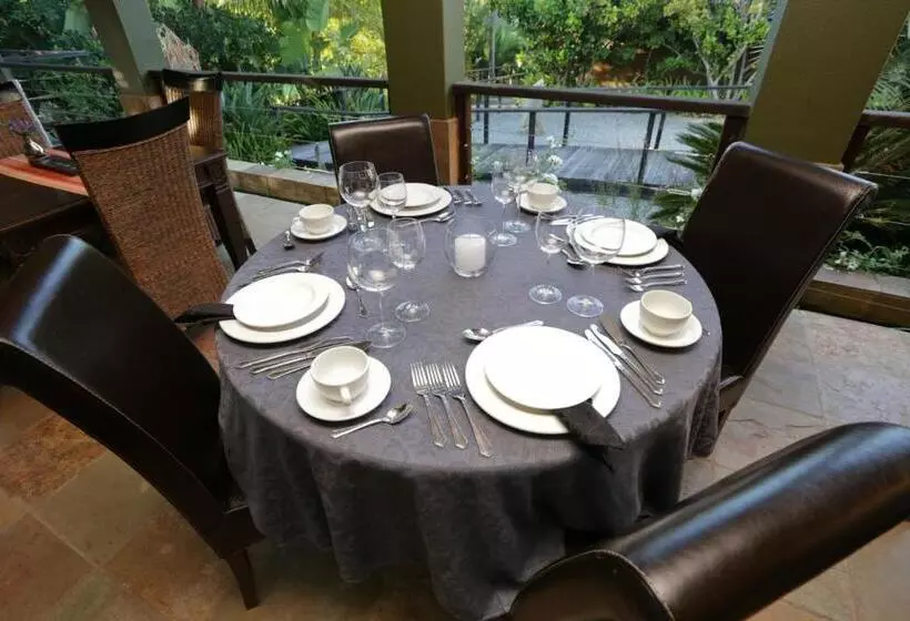 پانسیون Shangri La Manor