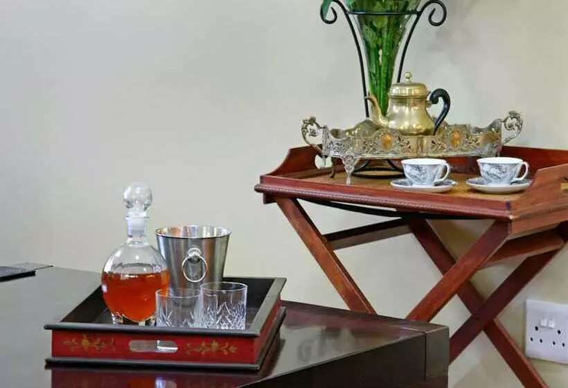 پانسیون Shangri La Manor