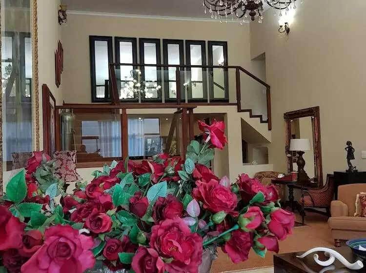 پانسیون Shangri La Manor