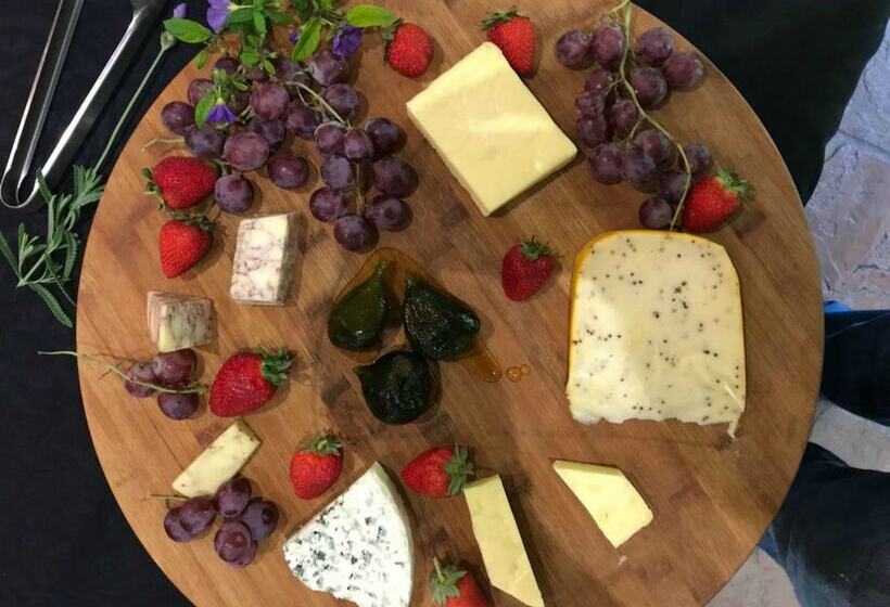 פנסיון Shangri La Manor