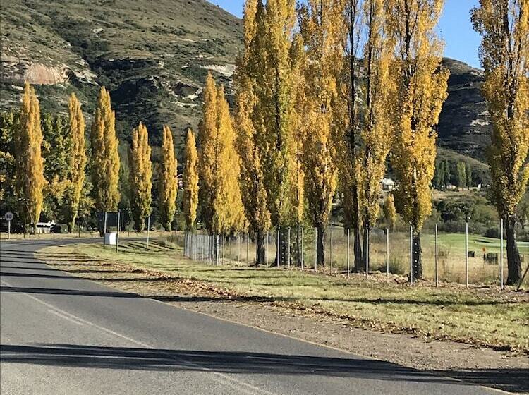 Пансион Upper House Guesthouse