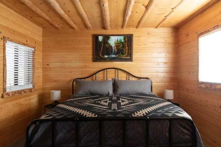2401   Oak Knoll Studio With Jacuzzi #2 Cabin By Redawning