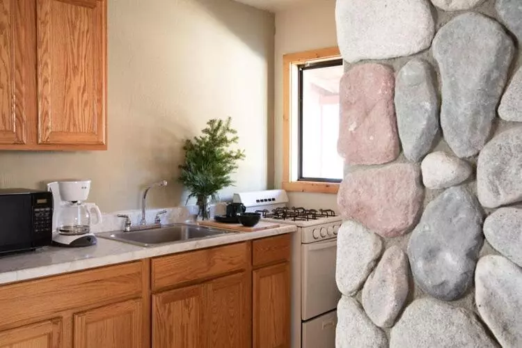 2401   Oak Knoll Studio With Jacuzzi #2 Cabin By Redawning