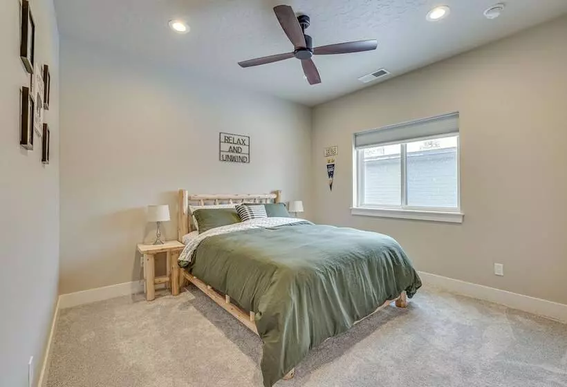 All Season Cabin: Hot Tub & Sauna In Donnelly