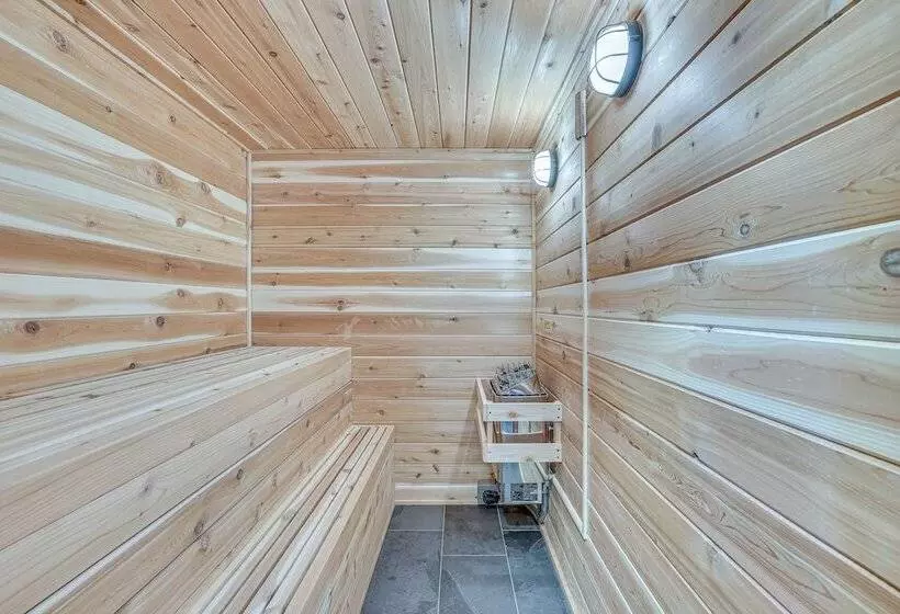 All Season Cabin: Hot Tub & Sauna In Donnelly