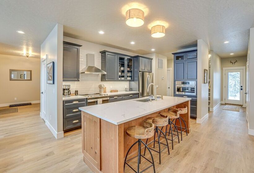 All Season Cabin: Hot Tub & Sauna In Donnelly