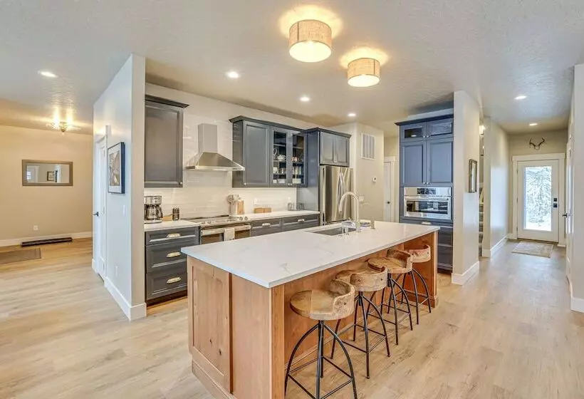 All Season Cabin: Hot Tub & Sauna In Donnelly