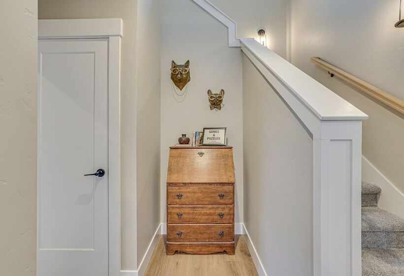 All Season Cabin: Hot Tub & Sauna In Donnelly