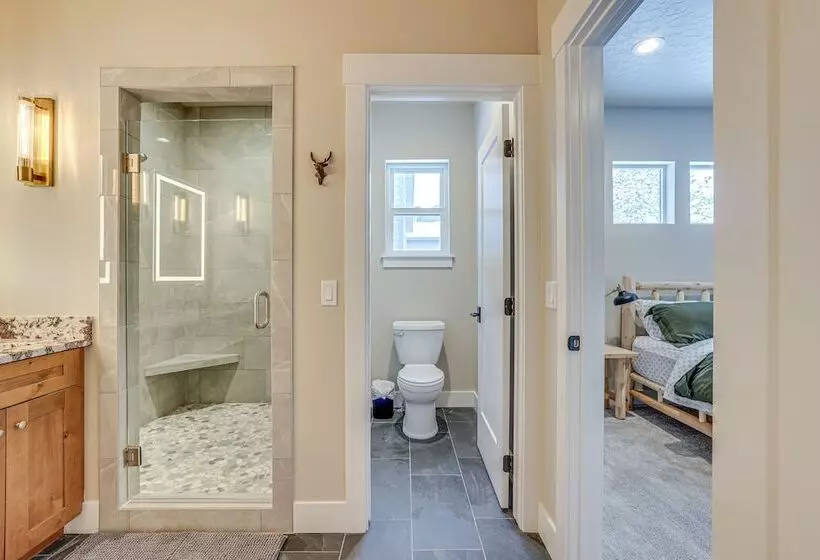 All Season Cabin: Hot Tub & Sauna In Donnelly