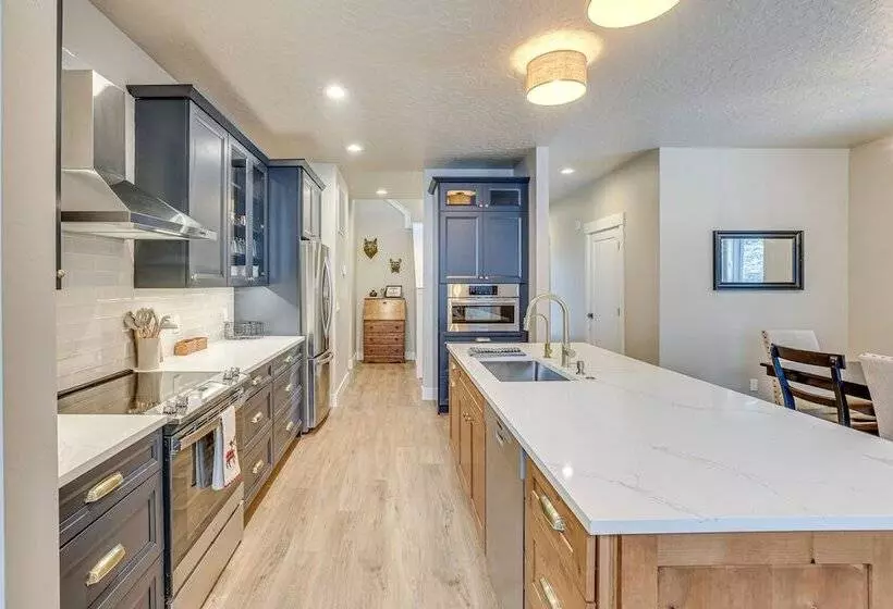 All Season Cabin: Hot Tub & Sauna In Donnelly